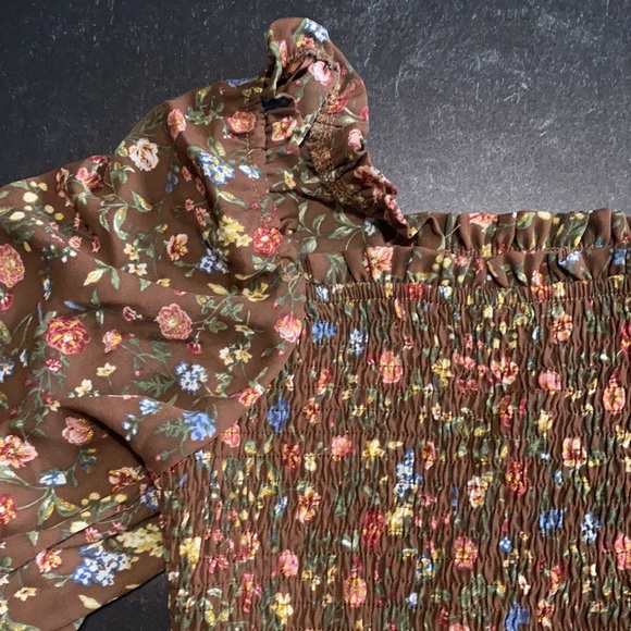 Women’s Sz L floral smocked top - Picture 5 of 5